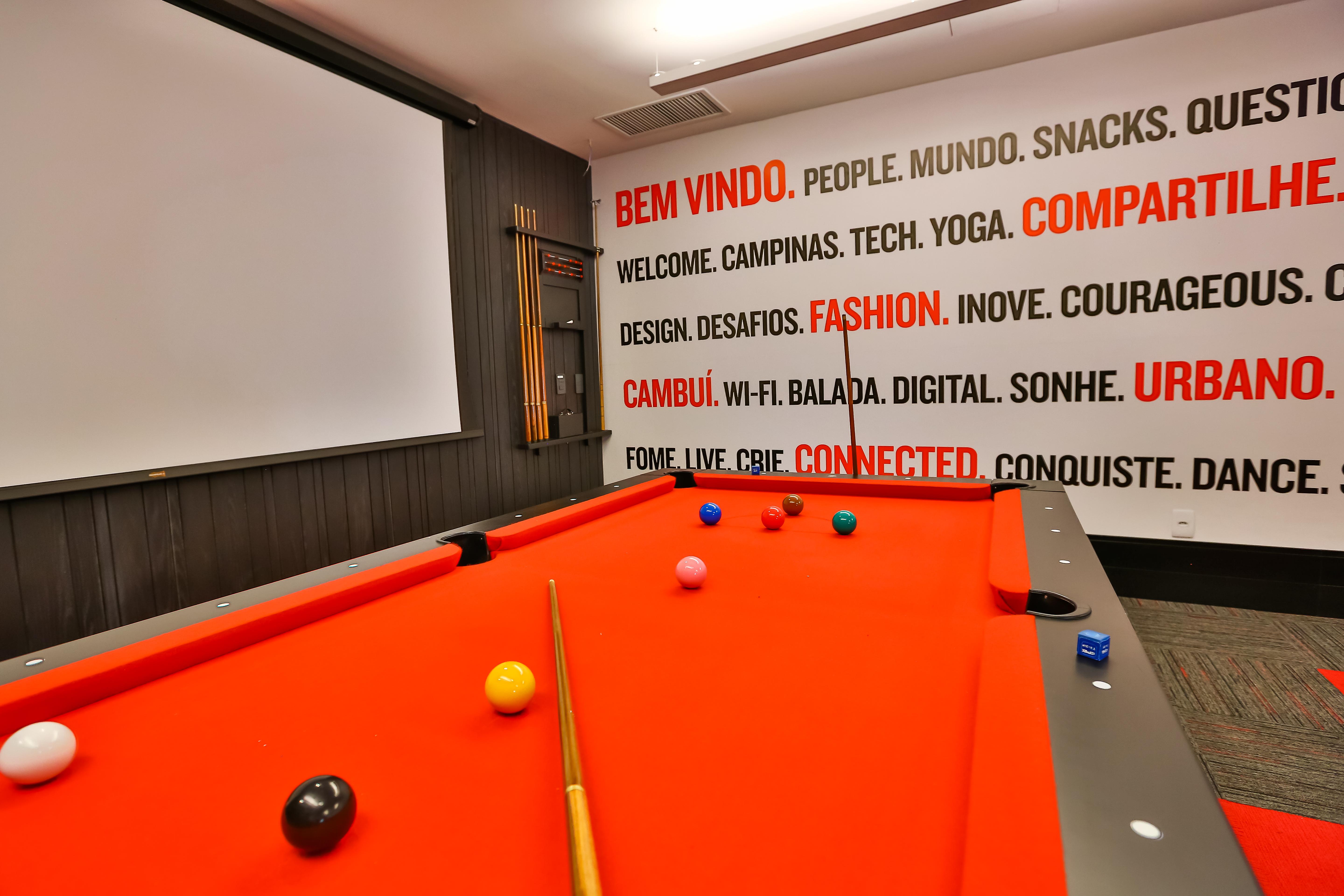 Готель Radisson Red Campinas Кампінас Екстер'єр фото A pool table at the office of a company in Portugal