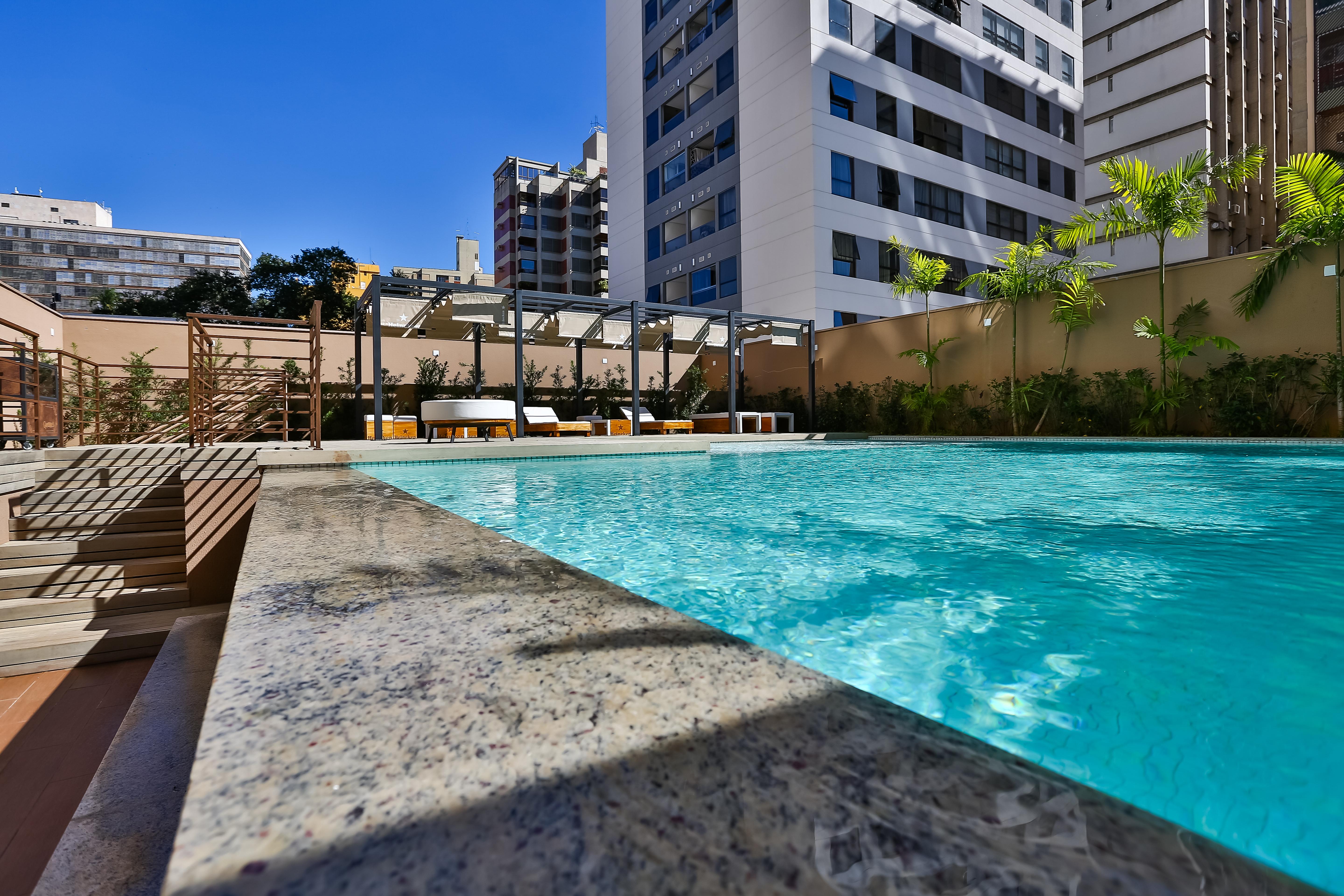 Готель Radisson Red Campinas Кампінас Екстер'єр фото The pool at the hotel