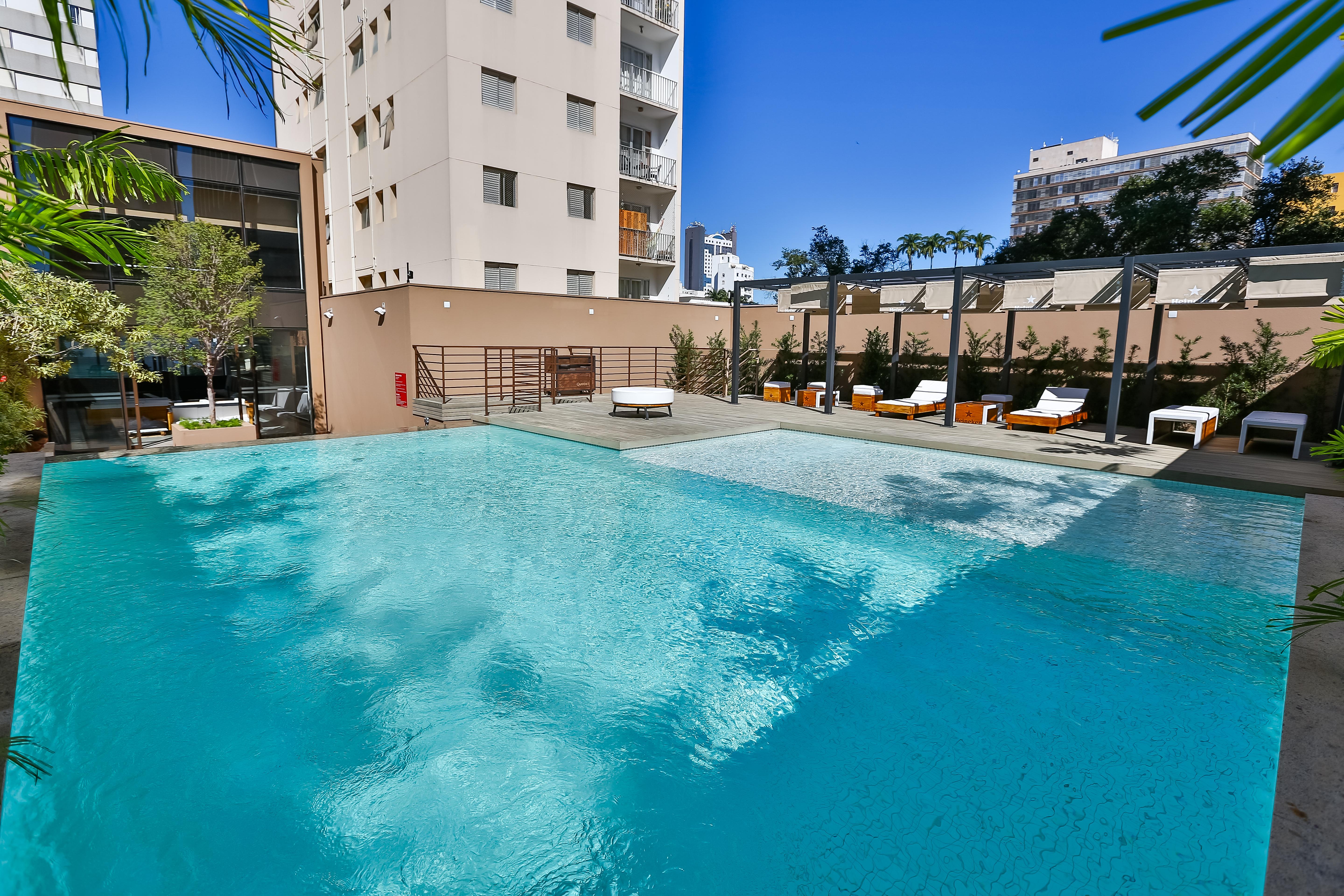 Готель Radisson Red Campinas Кампінас Екстер'єр фото The pool at the hotel