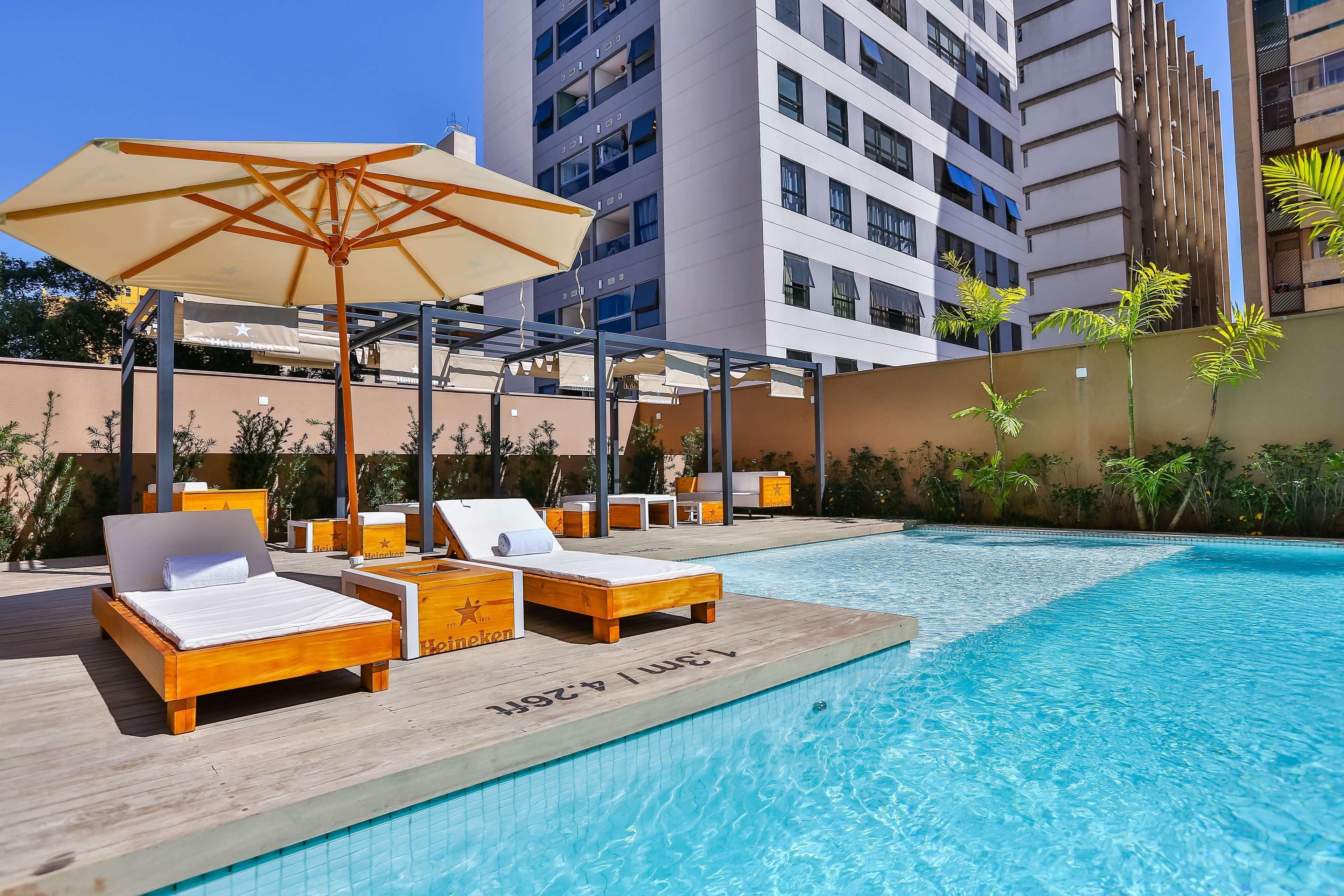 Готель Radisson Red Campinas Кампінас Екстер'єр фото The hotel's pool