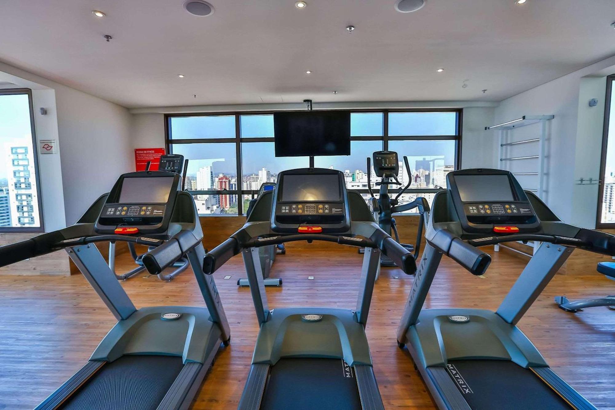 Готель Radisson Red Campinas Кампінас Екстер'єр фото The gym at the hotel