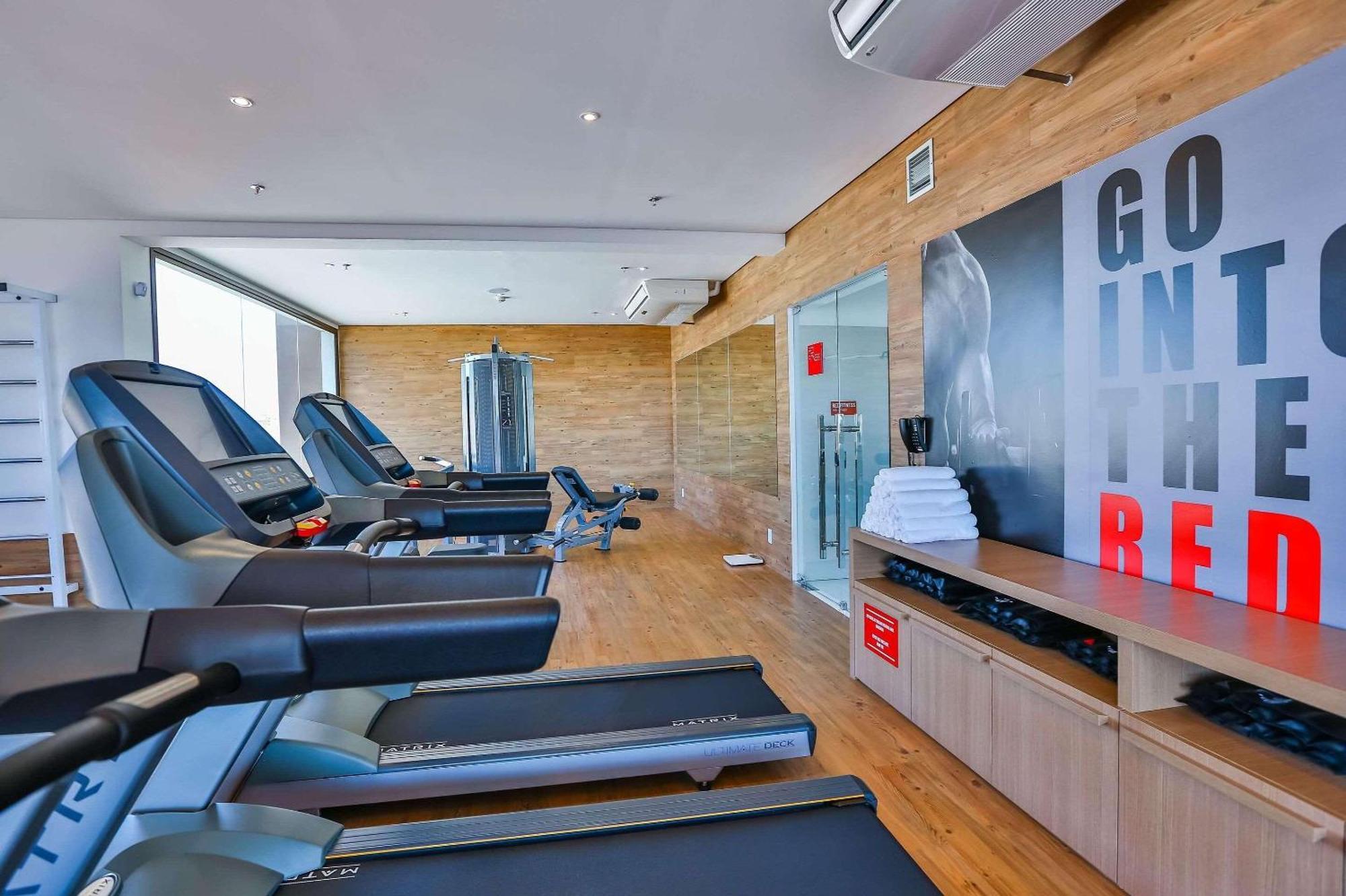 Готель Radisson Red Campinas Кампінас Екстер'єр фото The gym at the hotel