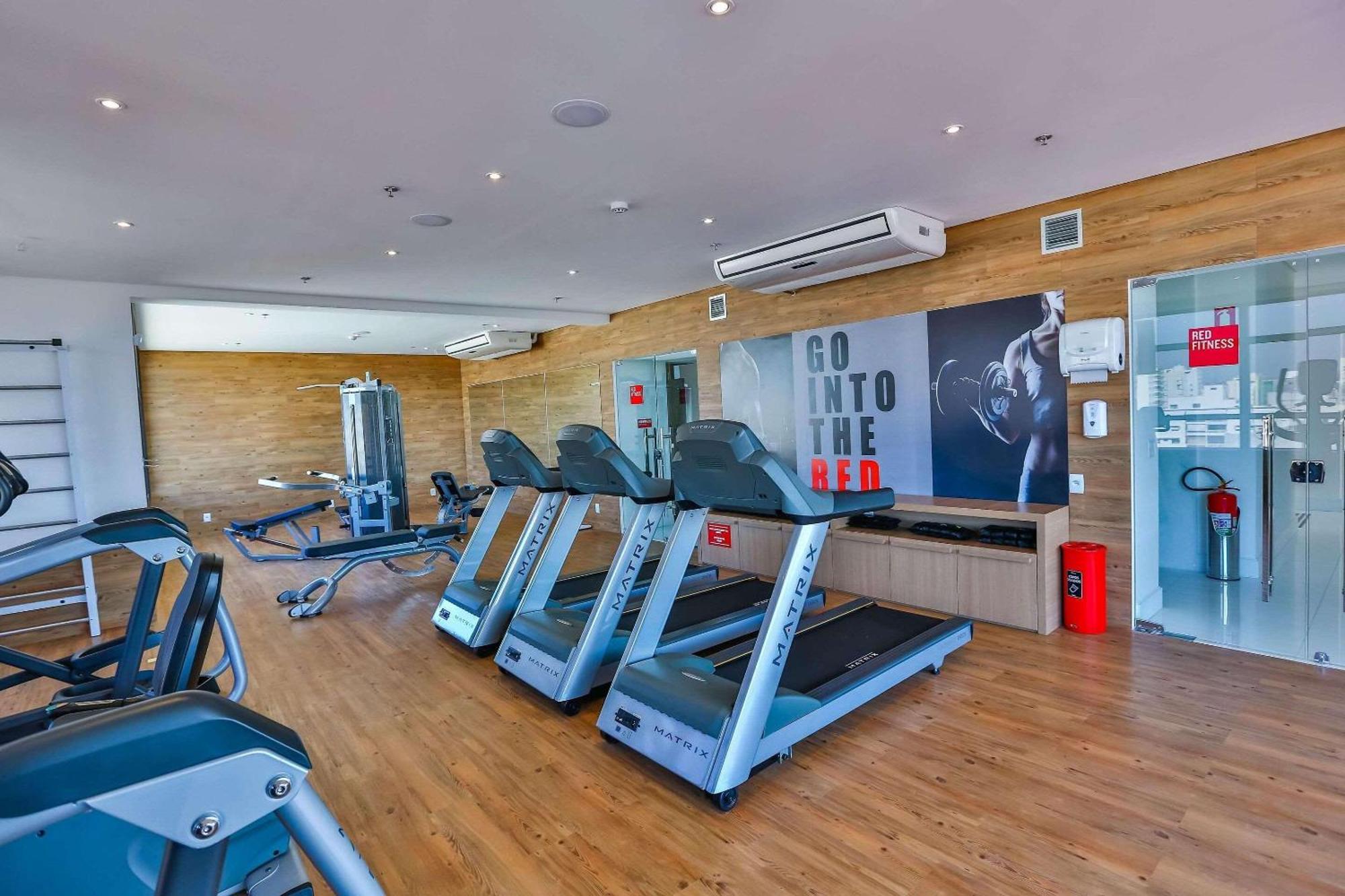 Готель Radisson Red Campinas Кампінас Екстер'єр фото The gym at the hotel