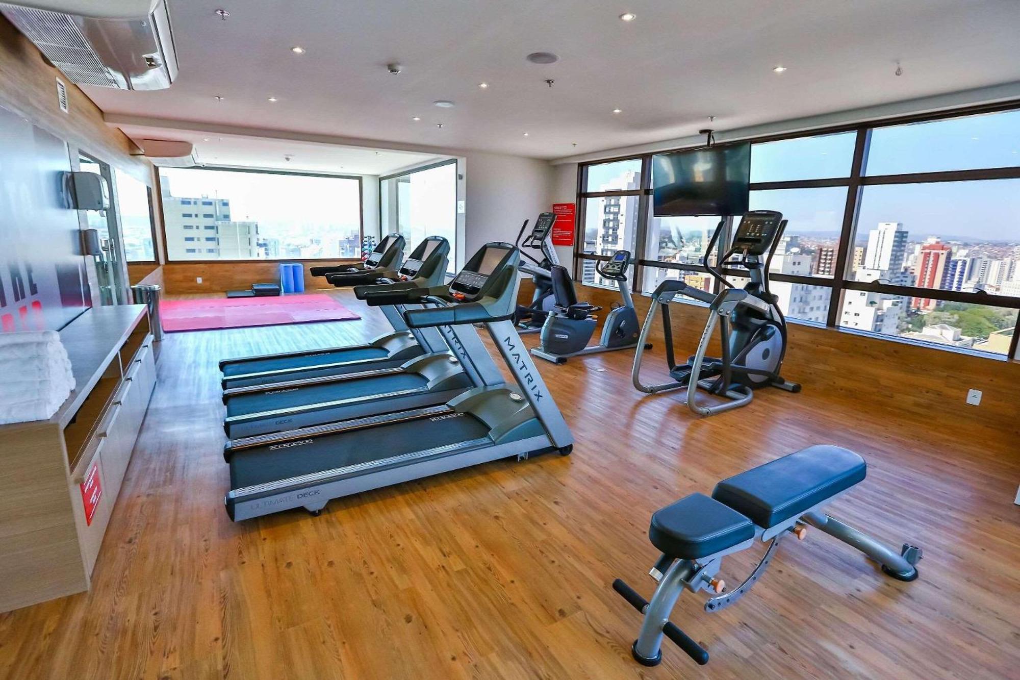 Готель Radisson Red Campinas Кампінас Екстер'єр фото A gym in a hotel
