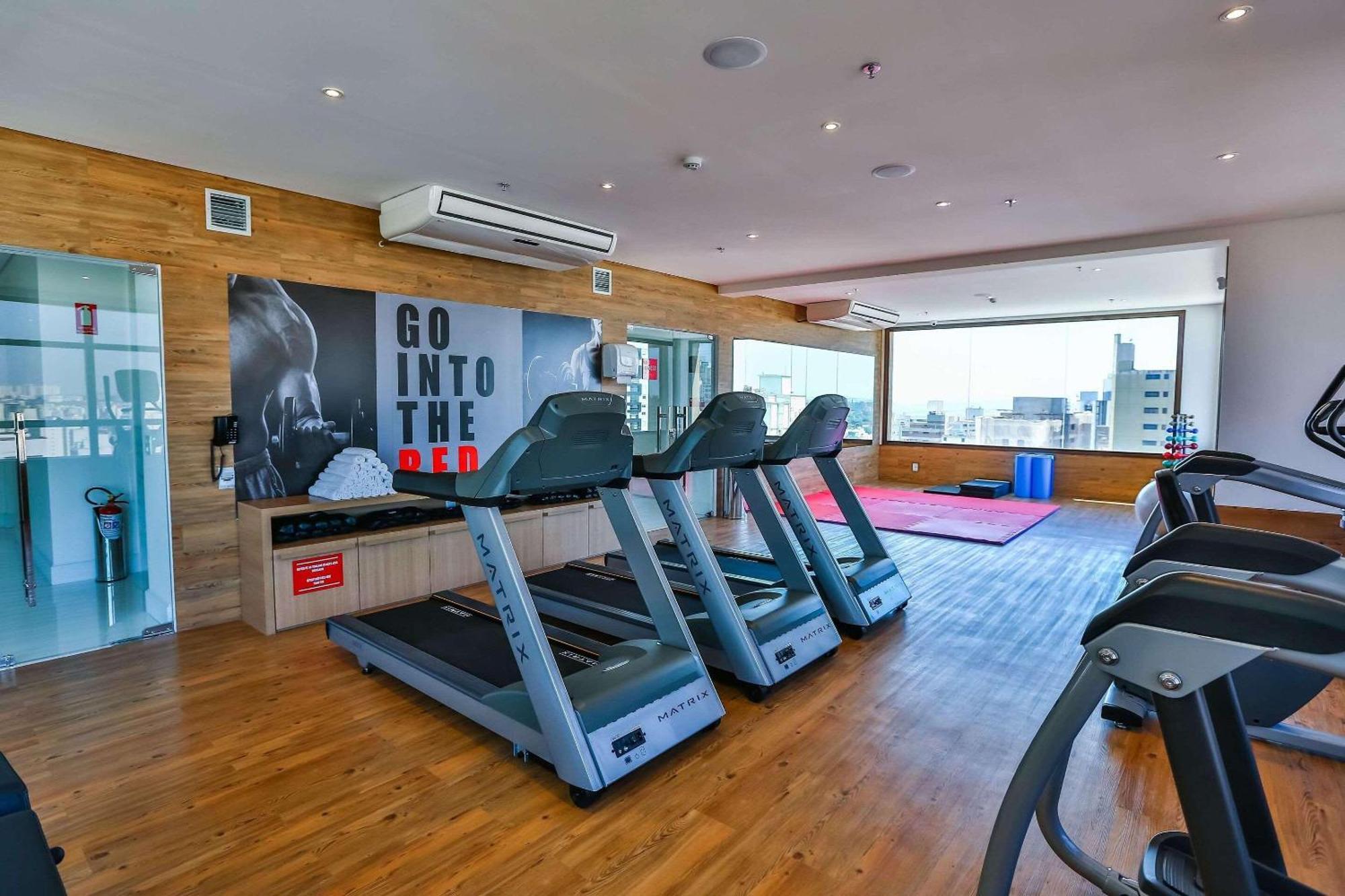 Готель Radisson Red Campinas Кампінас Екстер'єр фото The gym at the hotel