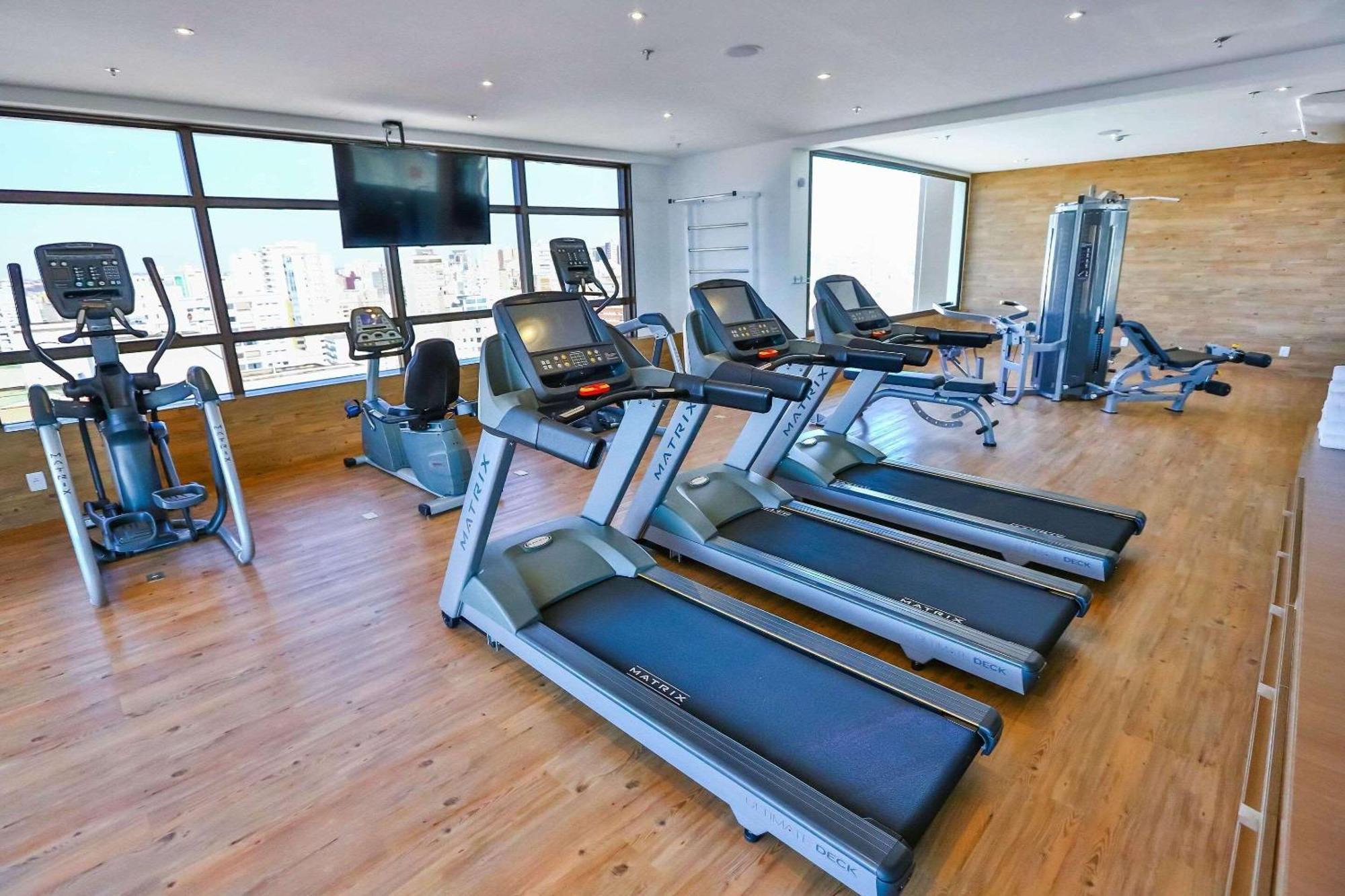 Готель Radisson Red Campinas Кампінас Екстер'єр фото The gym at the hotel