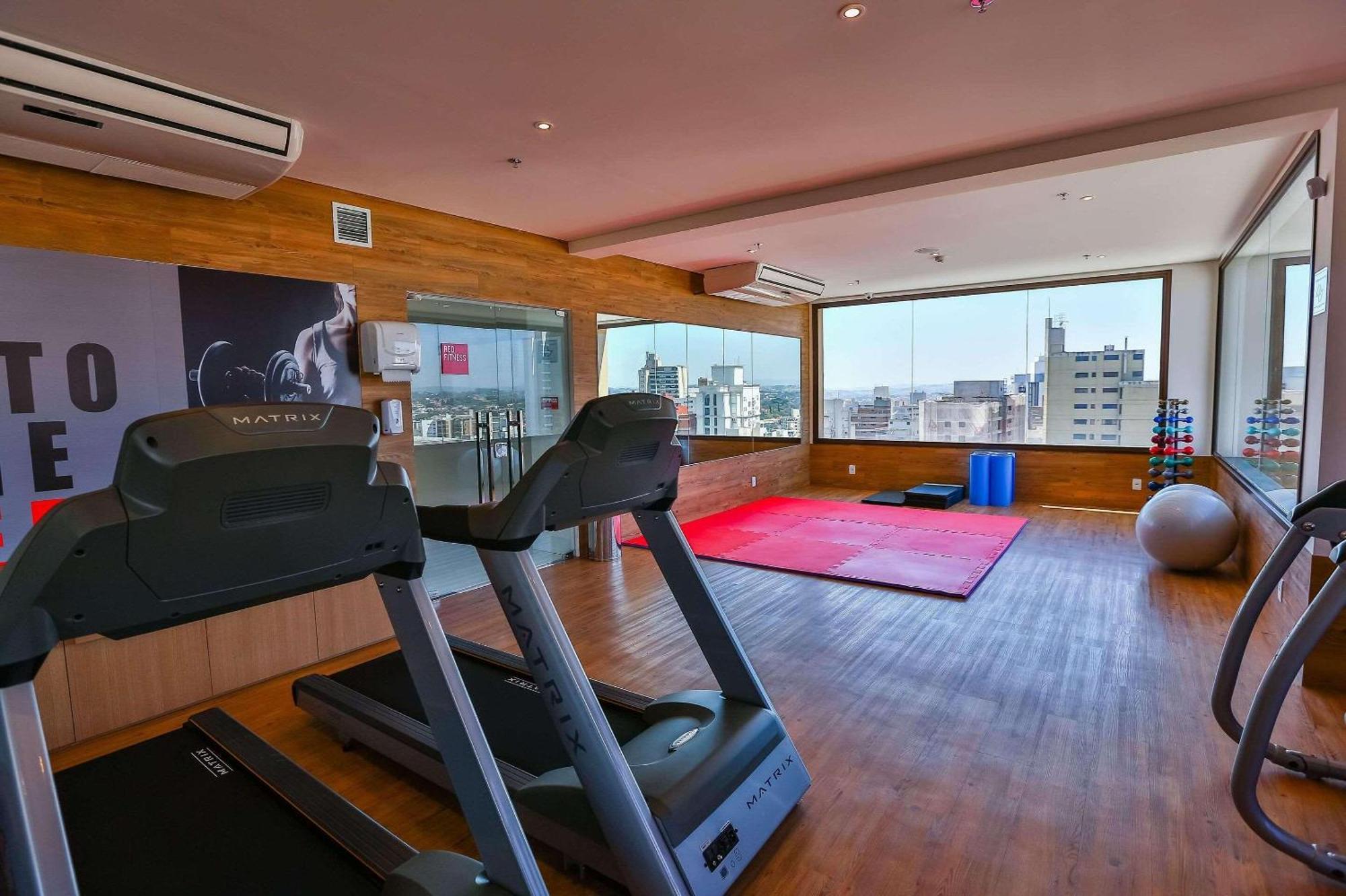 Готель Radisson Red Campinas Кампінас Екстер'єр фото The gym at the hotel